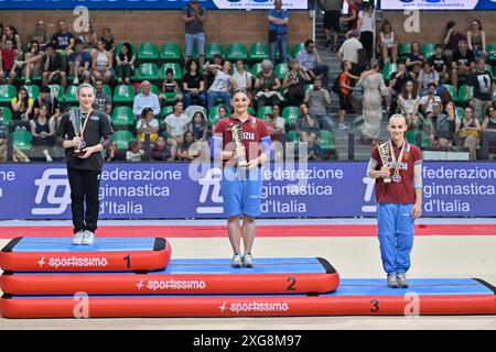 Podium Frauen-Fußbodenübung: Angela Andreoli (Brixia) 1^ klassifiziert - Manila Esposito (Fiamme Oro) 2^ klassifiziert - Alice D'Amato (Fiamme Oro) 3^ klassifiziert während Campionati Nazionali Assoluti Ginnastica Artistica, Gymnastik in Cuneo, Italien, Juli 2024 Stockfoto