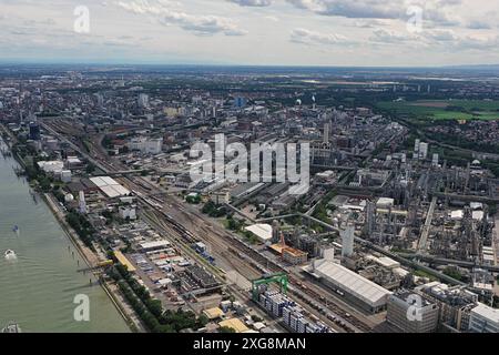 7.7.2024 der Chemieriese das BASF Stammwerk in Ludwigshafen am Rhein. Das Hauptwerk des Chemiekonzerns ist auf einer Fläche von 10 Quadratkilometern das größte zusammenhängende Chemieareal der Welt. Ludwigshafen am Rhein BASF Rheinland Pfalz Deutschland *** 7 7 2024 der Chemikalienriese BASFs Hauptwerk Ludwigshafen am Rhein die Chemiekonzerne Hauptwerk ist mit einer Fläche von 10 Quadratkilometern der größte zusammenhängende Chemiestandort der Welt Ludwigshafen am Rhein BASF Rheinland-Pfalz Deutschland Stockfoto