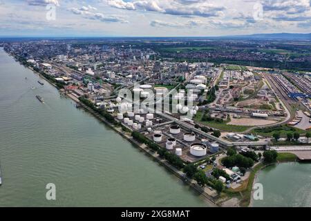 7.7.2024 der Chemieriese das BASF Stammwerk in Ludwigshafen am Rhein. Das Hauptwerk des Chemiekonzerns ist auf einer Fläche von 10 Quadratkilometern das größte zusammenhängende Chemieareal der Welt. Ludwigshafen am Rhein BASF Rheinland Pfalz Deutschland *** 7 7 2024 der Chemikalienriese BASFs Hauptwerk Ludwigshafen am Rhein die Chemiekonzerne Hauptwerk ist mit einer Fläche von 10 Quadratkilometern der größte zusammenhängende Chemiestandort der Welt Ludwigshafen am Rhein BASF Rheinland-Pfalz Deutschland Stockfoto