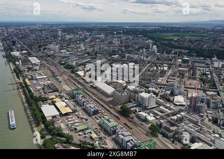 7.7.2024 der Chemieriese das BASF Stammwerk in Ludwigshafen am Rhein. Das Hauptwerk des Chemiekonzerns ist auf einer Fläche von 10 Quadratkilometern das größte zusammenhängende Chemieareal der Welt. Ludwigshafen am Rhein BASF Rheinland Pfalz Deutschland *** 7 7 2024 der Chemikalienriese BASFs Hauptwerk Ludwigshafen am Rhein die Chemiekonzerne Hauptwerk ist mit einer Fläche von 10 Quadratkilometern der größte zusammenhängende Chemiestandort der Welt Ludwigshafen am Rhein BASF Rheinland-Pfalz Deutschland Stockfoto