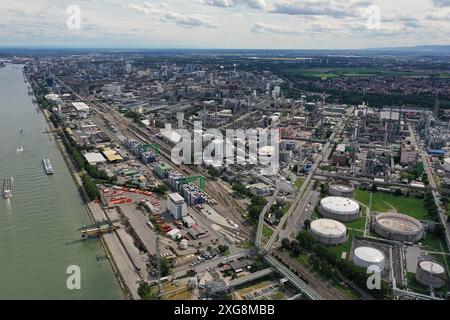 7.7.2024 der Chemieriese das BASF Stammwerk in Ludwigshafen am Rhein. Das Hauptwerk des Chemiekonzerns ist auf einer Fläche von 10 Quadratkilometern das größte zusammenhängende Chemieareal der Welt. Ludwigshafen am Rhein BASF Rheinland Pfalz Deutschland *** 7 7 2024 der Chemikalienriese BASFs Hauptwerk Ludwigshafen am Rhein die Chemiekonzerne Hauptwerk ist mit einer Fläche von 10 Quadratkilometern der größte zusammenhängende Chemiestandort der Welt Ludwigshafen am Rhein BASF Rheinland-Pfalz Deutschland Stockfoto