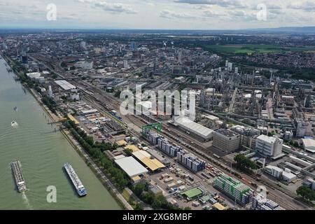 7.7.2024 der Chemieriese das BASF Stammwerk in Ludwigshafen am Rhein. Das Hauptwerk des Chemiekonzerns ist auf einer Fläche von 10 Quadratkilometern das größte zusammenhängende Chemieareal der Welt. Ludwigshafen am Rhein BASF Rheinland Pfalz Deutschland *** 7 7 2024 der Chemikalienriese BASFs Hauptwerk Ludwigshafen am Rhein die Chemiekonzerne Hauptwerk ist mit einer Fläche von 10 Quadratkilometern der größte zusammenhängende Chemiestandort der Welt Ludwigshafen am Rhein BASF Rheinland-Pfalz Deutschland Stockfoto