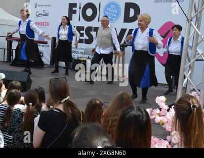 Berlin, Deutschland - 7. Juli 2024 - 3. Kosher Street Food Festival im Hinterhof der Neuen Synagoge. (Foto: Markku Rainer Peltonen) Stockfoto