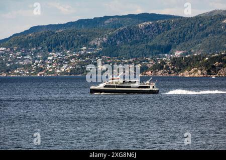 Lokale Fahrgast Katamaran Ekspressen Auslaufen aus dem Hafen von Bergen, Norwegen, auf dem Weg über Byfjorden. Stockfoto