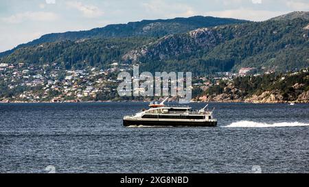 Lokale Fahrgast Katamaran Ekspressen Auslaufen aus dem Hafen von Bergen, Norwegen, auf dem Weg über Byfjorden. Stockfoto