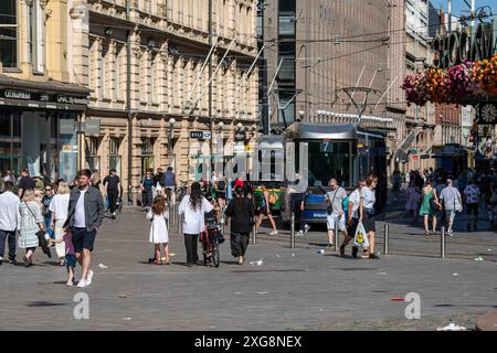 Blick auf die Aleksanterinkatu-Straße mit Personen und Straßenbahnen im Kluuvi-Viertel von Helsinki, Finnland Stockfoto