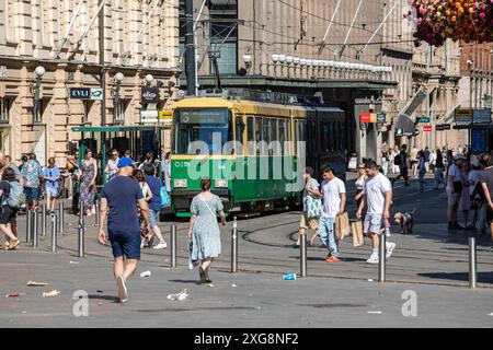 Aleksanterinkatu-Straßenszene mit Straßenbahn und Menschen in Sommerkleidung im Kluuvi-Viertel von Helsinki, Finnland Stockfoto