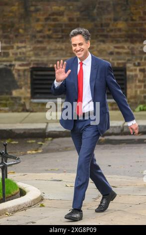 Ed Miliband Abgeordneter - Staatssekretär für Energiesicherheit und Net Zero - in der Downing Street, als neuer Premierminister Sir Keir Starmer sein erstes Taxi ernennt Stockfoto