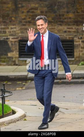 Ed Miliband Abgeordneter - Staatssekretär für Energiesicherheit und Net Zero - in der Downing Street, als neuer Premierminister Sir Keir Starmer sein erstes Taxi ernennt Stockfoto