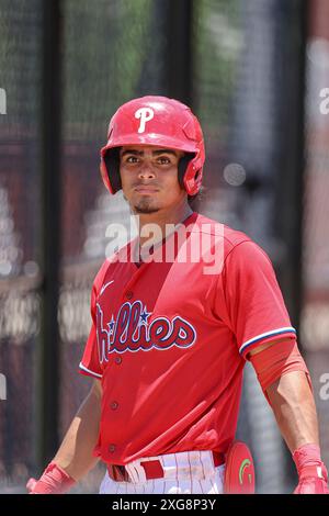 Clearwater FL USA; FCL Phillies erster Baseman Alirio Ferrebus (9) fährt während eines MiLB Florida Complex-Spiels gegen die FCL in den Kreis an Deck Stockfoto