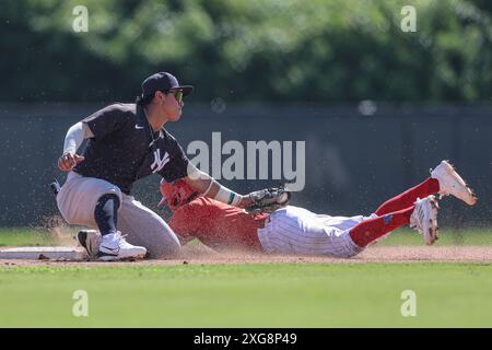 Clearwater FL USA; FCL Phillies Shortstop Starlyn Caba (5) stiehlt sicher unter dem Tag von FCL Yankees zweiter Baseman Gabriel Terrero (59) während eines Mi Stockfoto