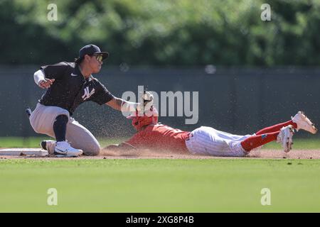 Clearwater FL USA; FCL Phillies Shortstop Starlyn Caba (5) stiehlt sicher unter dem Tag von FCL Yankees zweiter Baseman Gabriel Terrero (59) während eines Mi Stockfoto