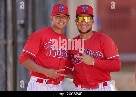 Clearwater FL USA; die FCL Phillies-Fänger Rickardo Perez (37) und Eduardo Tait (10) posieren für ein Foto während eines MiLB Florida Complex-Spiels gegen den FC Stockfoto