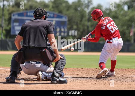 Clearwater FL USA; FCL Phillies zweiter Baseman Juan Villavicencio (53) fliegt während eines MiLB Florida Complex-Spiels gegen den FCL Yan ins linke Feld Stockfoto