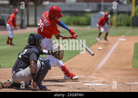 Clearwater FL USA; FCL Phillies-Fänger Yemil Rosario (25) legt während einer MiLB Florida Compl auf FCL Yankees zweiten Baseman Gabriel Terrero (59) Stockfoto