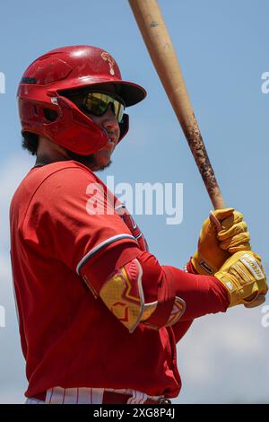 Clearwater FL USA; FCL Phillies ernannte den Hitter Eduardo Tait (10) im Kreis an Deck während eines MiLB Florida Complex-Spiels gegen die FCL Yankees Stockfoto