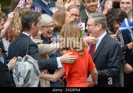 Sir Keir Starmer mit seiner Frau Victoria in der Downing Street am Tag nach dem Sieg der Labour-Partei am 5. Juli 2024. Stockfoto