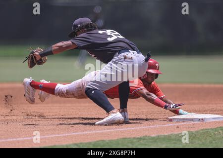 Clearwater FL USA; FCL Phillies Shortstop Starlyn Caba (5) taucht zurück an der ersten Basis und unter dem Tag von FCL Yankees Infield-Spieler Luis Ogando (39) Stockfoto