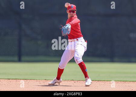 Clearwater FL USA; FCL Phillies ist der zweite Baseman Juan Villavicencio (53) und wirft FCL Yankees Mittelfeldspieler Brian Sanchez (54) bei der ersten BA aus Stockfoto