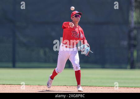 Clearwater FL USA; FCL Phillies ist der zweite Baseman Juan Villavicencio (53) und wirft FCL Yankees Mittelfeldspieler Brian Sanchez (54) bei der ersten BA aus Stockfoto