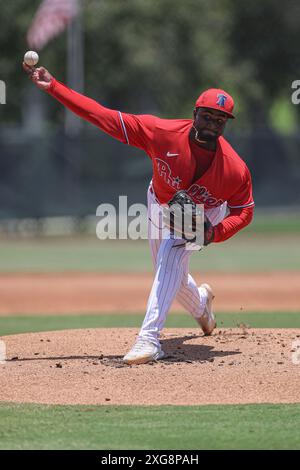 Clearwater FL USA; FCL Phillies Starting Pitcher Maxwel Hernandez (57) liefert einen Platz während eines MiLB Florida Complex-Spiels gegen die FCL Yankees On Stockfoto