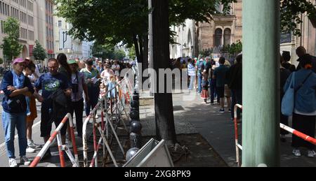 Berlin, Deutschland - 7. Juli 2024 - 3. Kosher Street Food Festival im Hinterhof der Neuen Synagoge. (Foto: Markku Rainer Peltonen) Stockfoto