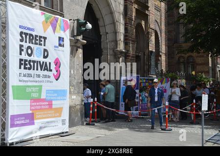 Berlin, Deutschland - 7. Juli 2024 - 3. Kosher Street Food Festival im Hinterhof der Neuen Synagoge. (Foto: Markku Rainer Peltonen) Stockfoto