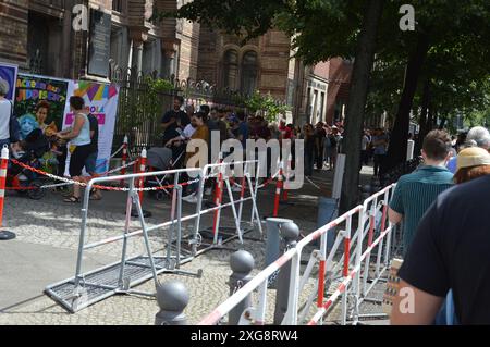 Berlin, Deutschland - 7. Juli 2024 - 3. Kosher Street Food Festival im Hinterhof der Neuen Synagoge. (Foto: Markku Rainer Peltonen) Stockfoto