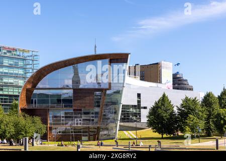 Helsinki Museum für Moderne Kunst und Zufallsmenschen an einem warmen Sommertag Stockfoto