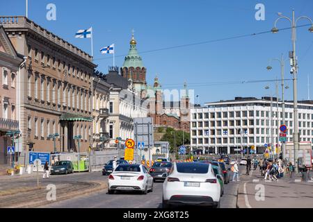 Der Helsinki Market Square ist an einem warmen Sommertag von Touristen überfüllt Stockfoto