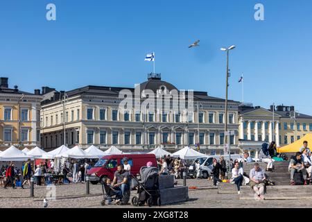 Der Helsinki Market Square ist an einem warmen Sommertag von Touristen überfüllt Stockfoto