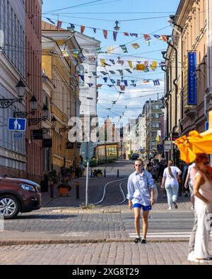 Der Helsinki Market Square ist an einem warmen Sommertag von Touristen überfüllt Stockfoto