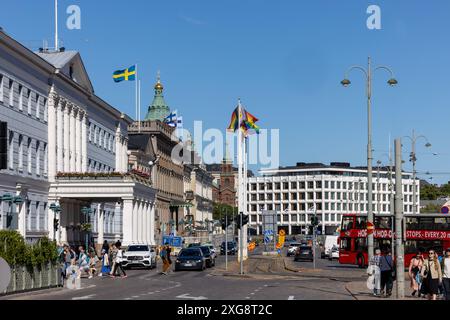 Der Helsinki Market Square ist an einem warmen Sommertag von Touristen überfüllt Stockfoto