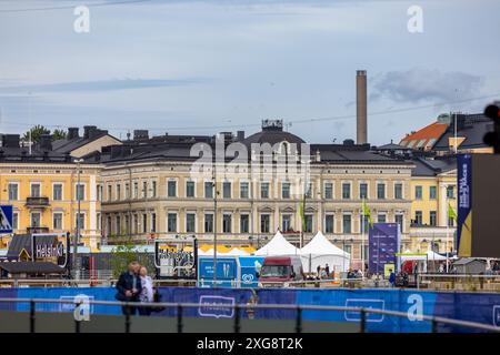 Der Helsinki Market Square ist an einem warmen Sommertag von Touristen überfüllt Stockfoto