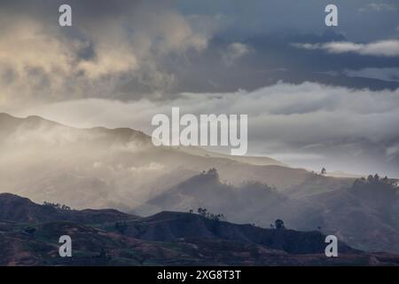 Wunderschöne neblige Berge im Fiordland National Park in Südinsel, Neuseeland Stockfoto