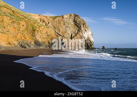 Kalifornien Strand mit Klippen, Wellen und Reflexen. Stockfoto