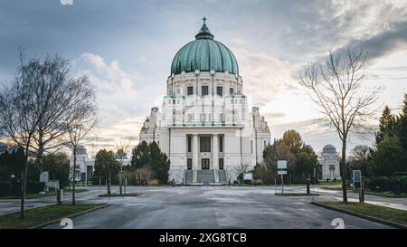 St. Charles Borromeo Friedhofskirche in der Abenddämmerung, Zentralfriedhof, Wien, Österreich Stockfoto