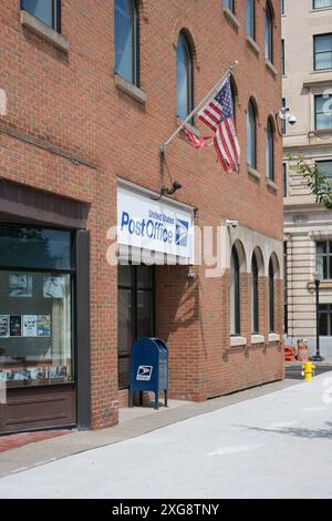 Postamt des United States Postal Service mit Schild und amerikanischer Flagge im Zentrum von Flint Michigan USA Stockfoto