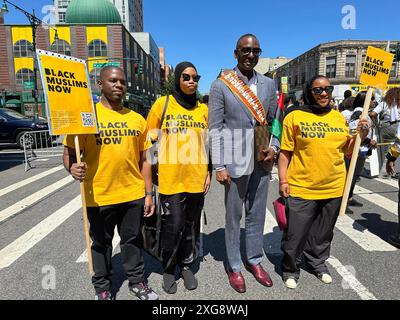 New York, N.Y. - 15. Juni 2024: Grand Marshal, Stadtrat Yusef Salaam, Mitglied der entlasteten 5, und Black Muslim Teilnehmer an der 31. Jährlichen Harlem Juneteenth Celebration Parade, die von Masjid Malcom Shabazz organisiert wird. Juneteenth ist ein Bundesfeiertag, an dem das Ende der Sklaverei in den Vereinigten Staaten am 19. Juni 1865 angekündigt wurde, als Generalmajor Gordon Granger am Ende des Amerikanischen Bürgerkriegs die endgültige Durchsetzung der Emanzipationsproklamation in Texas anordnete. Stockfoto