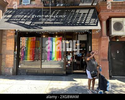 New York, N.Y. - 15. Juni 2024: Reflexion der 31. Jährlichen Harlem Juneteenth Celebration Parade, die von Masjid Malcom Shabazz organisiert wird. Juneteenth ist ein Bundesfeiertag, an dem das Ende der Sklaverei in den Vereinigten Staaten am 19. Juni 1865 angekündigt wurde, als Generalmajor Gordon Granger am Ende des Amerikanischen Bürgerkriegs die endgültige Durchsetzung der Emanzipationsproklamation in Texas anordnete. Stockfoto