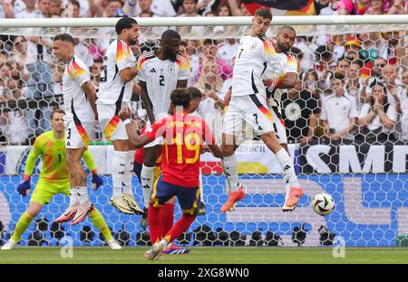 Stuttgart, Deutschland. Juli 2024. firo : 05.07.2024, Fußball: UEFA EURO 2024, EM, Europameisterschaft 2024, Viertelfinale, Finale 1/4, M45, Match 45, ESP, Spanien - DE, Deutschland (LR) David Raum aus Deutschland und Emre Can aus Deutschland und Antonio Rudiger aus Deutschland und Lamine Yamal aus Spanien und Kai Havertz aus Deutschland und Jonathan Tah aus Deutschland nach einem Freistoß Mauer Credit: dpa/Alamy Live News Stockfoto