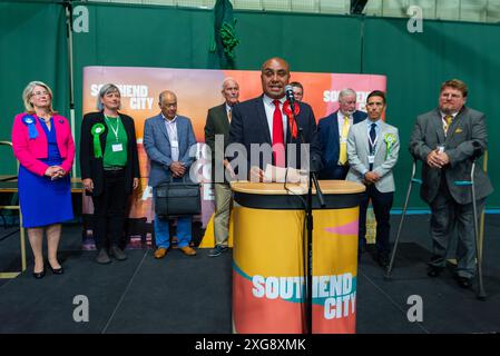 Sieger des Labour-Kandidaten David Burton-Sampson bei den Parlamentswahlen 2024 in Southend on Sea, Essex, Großbritannien. Siegerrede Stockfoto