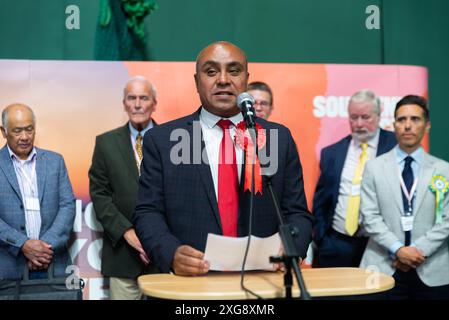 Sieger des Labour-Kandidaten David Burton-Sampson bei den Parlamentswahlen 2024 in Southend on Sea, Essex, Großbritannien. Siegerrede Stockfoto