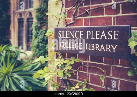 A Silence Please, College Library Sign an einer Elite University in Großbritannien Stockfoto