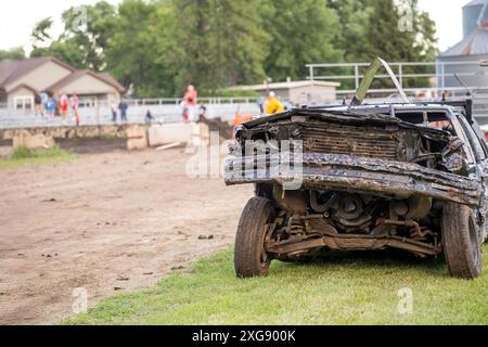 Selektiver Fokus auf die Front eines unglücklichen Autos nach einem Aufprall in einem Abriss-Derby. Stockfoto