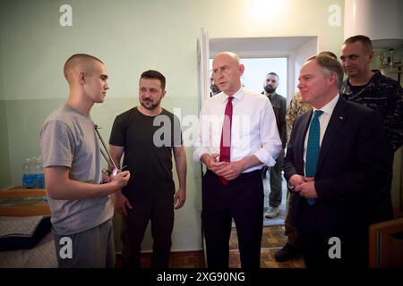 Odesa, Ukraine. Juli 2024. Von links nach rechts: Ein verwundeter Seemann spricht mit dem ukrainischen Präsidenten Wolodymyr Zelenskyj, dem britischen Verteidigungsminister John Healey und dem britischen Botschafter in der Ukraine Martin Harris während eines Besuchs in einem Marinekrankenhaus am 7. Juli 2024 in Odesa, Ukraine. Healey versprach der Ukraine neue Unterstützung durch die neue Labour-Regierung im Vereinigten Königreich. Kredit: Ukrainischer Ratsvorsitz/Pressestelle Des Ukrainischen Präsidenten/Alamy Live News Stockfoto