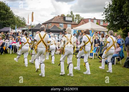 Earl of Stamford Morris Tänzerinnen treten beim Stockton Heath Festival 2024 auf Stockfoto