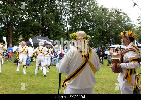 Earl of Stamford Morris Tänzerinnen treten beim Stockton Heath Festival 2024 auf Stockfoto