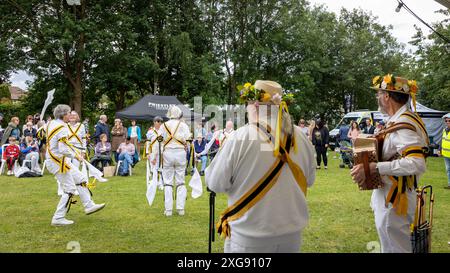 Earl of Stamford Morris Tänzerinnen treten beim Stockton Heath Festival 2024 auf Stockfoto