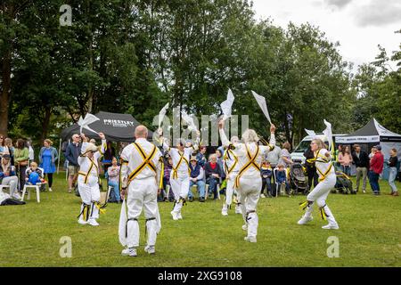 Earl of Stamford Morris Tänzerinnen treten beim Stockton Heath Festival 2024 auf Stockfoto